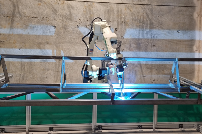 Robot welding on the S-4800 robotic welding cell