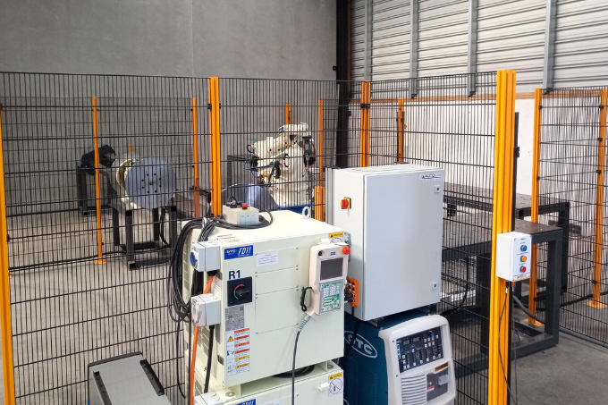 FD19 controller, teach pendant and OTC welding power source integrated with cell