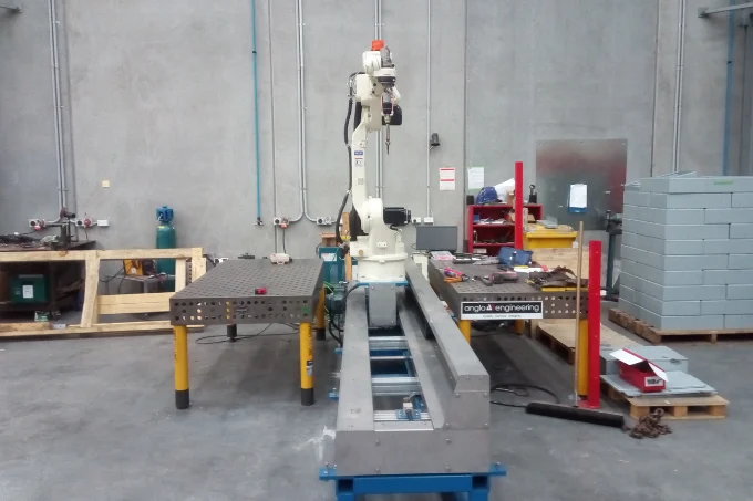 OTC FD-B6L robot on 6m Autoa slider